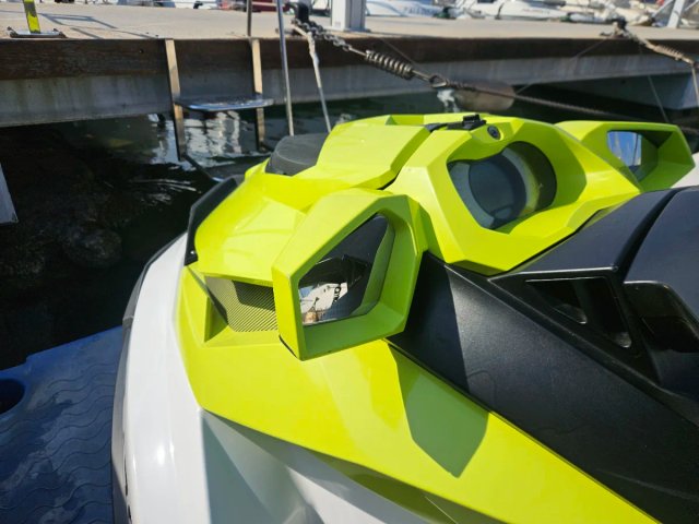 Moto de agua Sea-Doo GTI verde y blanca