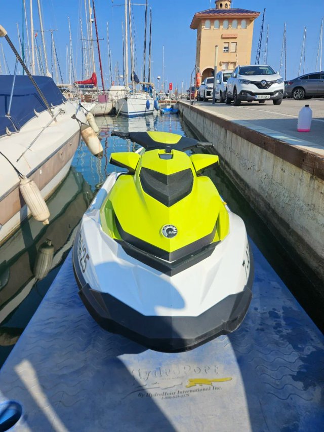 Moto de agua Sea-Doo GTI verde y blanca
