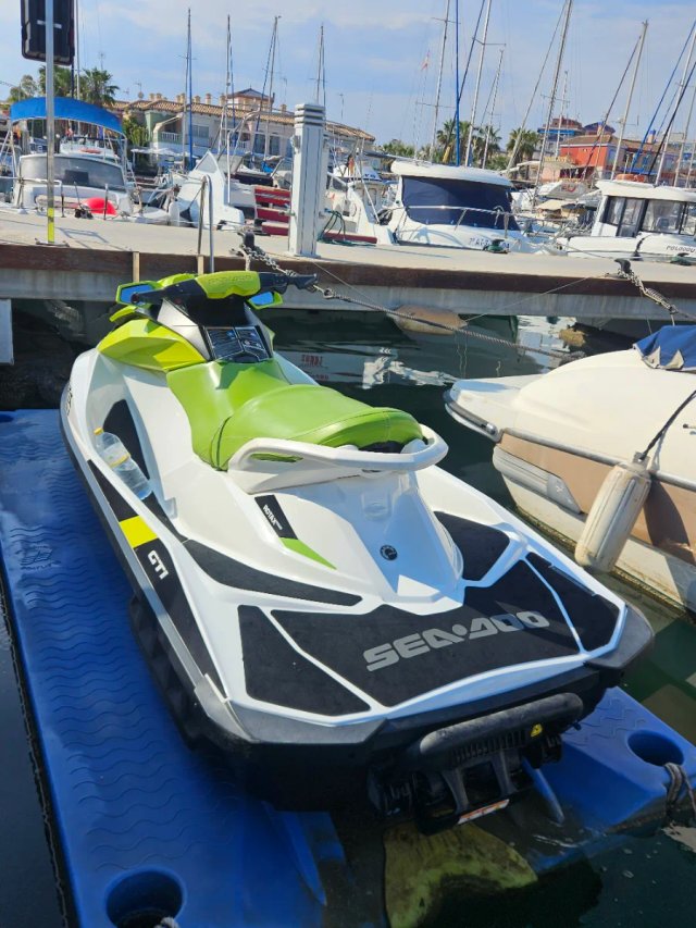 Moto de agua Sea-Doo GTI verde y blanca