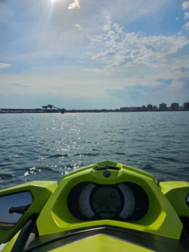 Moto de agua Sea-Doo GTI verde y blanca