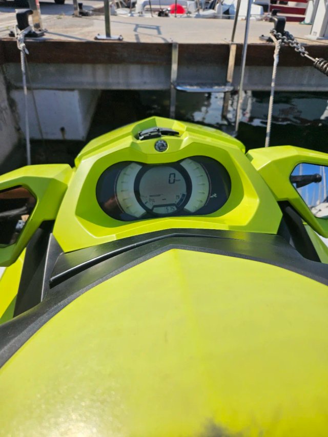 Moto de agua Sea-Doo GTI verde y blanca