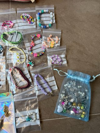 Kit de pulseras y abalorios