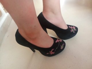 Zapatos de tacón negros con flores