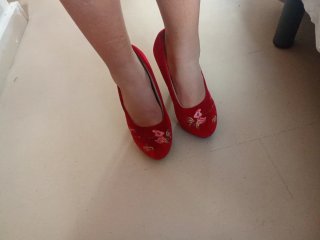 Zapatos de tacón negros con flores