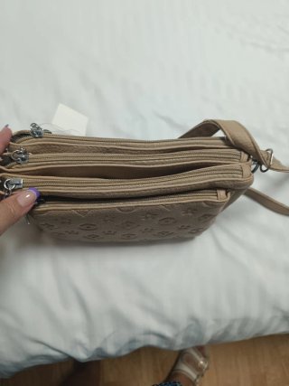 Bolso beige con estampado floral