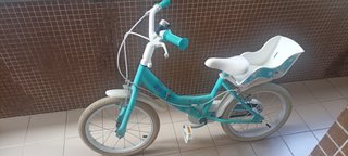 Bicicleta infantil azul com cadeirinha
