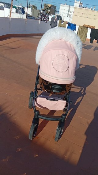 Carrito de bebé rosa casi  nuevo