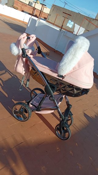 Carrito de bebé rosa casi  nuevo