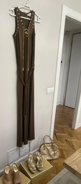 Mono Michael Kors Marrón con Zapatos Dorados