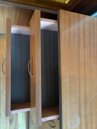Mueble de madera con máquina de coser Alfa.