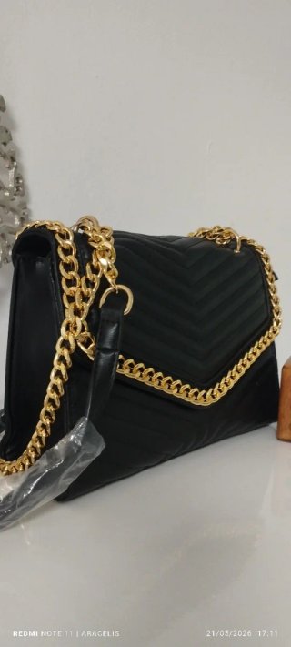 Bolso Negro Elegante con Cadena Dorada