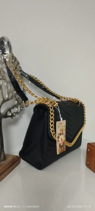 Bolso Negro Elegante con Cadena Dorada