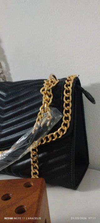 Bolso Negro Elegante con Cadena Dorada