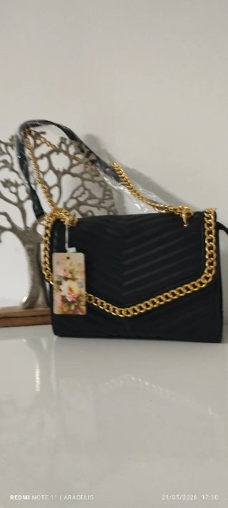 Bolso Negro Elegante con Cadena Dorada