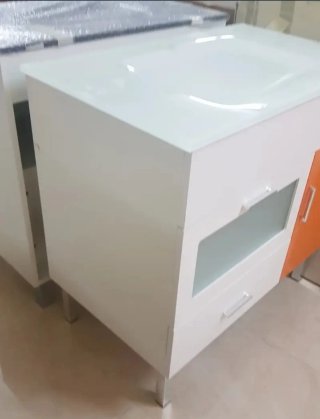 MUEBLE DE BAÑO Y ESPEJO DE DISEÑO CON FOCO