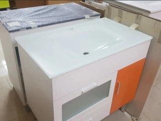 MUEBLE DE BAÑO Y ESPEJO DE DISEÑO CON FOCO