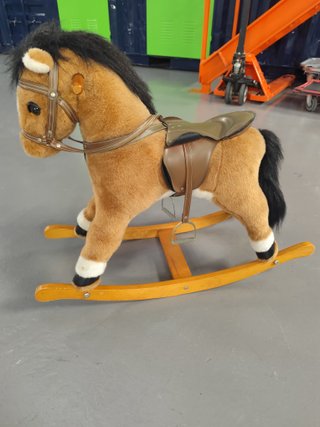 Caballito balancín marrón con montura