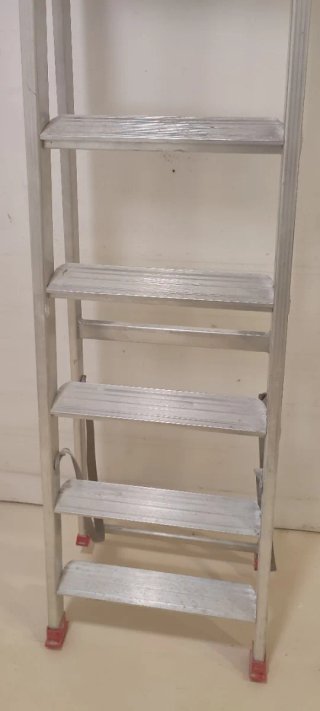 Escalera aluminio 6 peldaños anchos