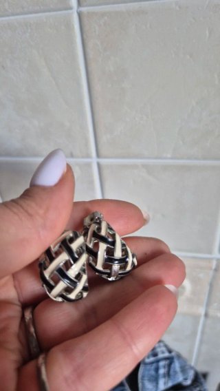 Orecchini beige e neri intrecciati