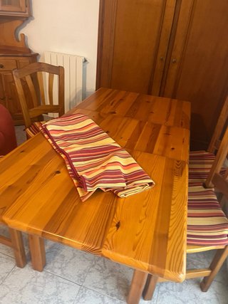 Mesa y 4 sillas de pino