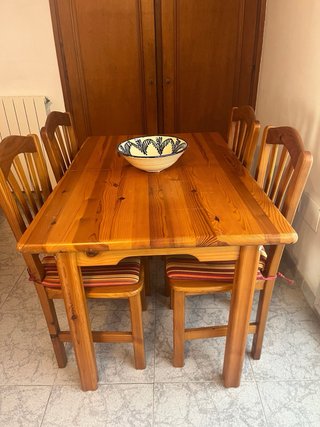 Mesa y 4 sillas de pino