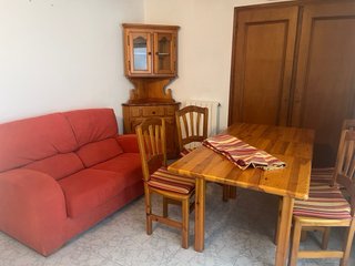 Mesa y 4 sillas de pino