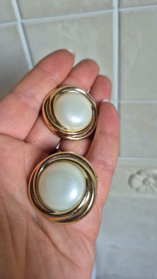 Orecchini dorati con perla bianca