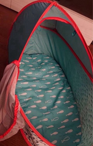 Cuna de playa o piscina con diseño de peces