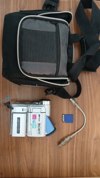 Videocámara Sony DV1000 con accesorios