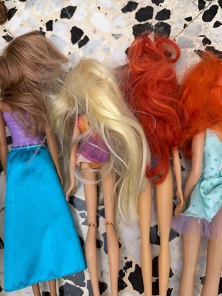 Lotto Barbie, Winx e altre bambole