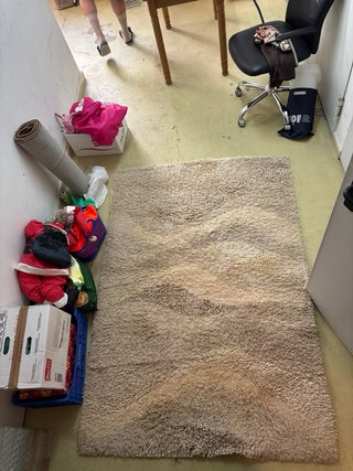 Alfombra beige y marrón de tela