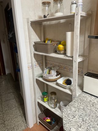 Estantería de madera y cristal