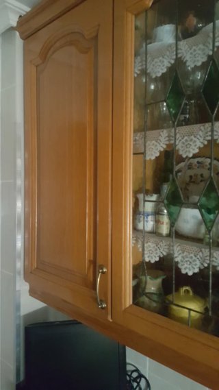 Mueble alto de madera maciza
