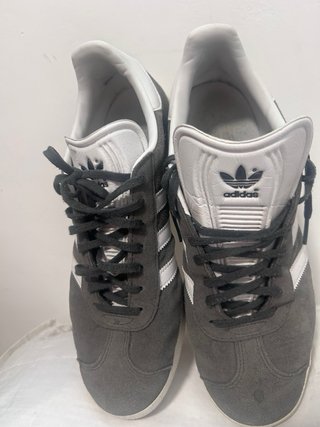 Zapatillas Adidas Grises y Blancas