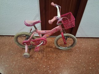 Bicicleta infantil rosa con cesta de la BARBIE