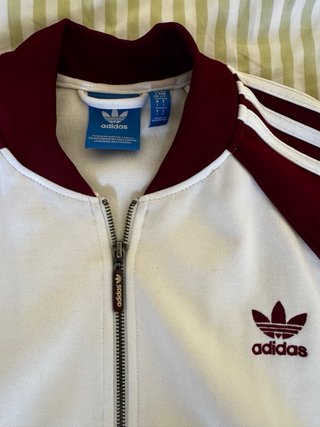 Chaqueta Adidas blanca y granate