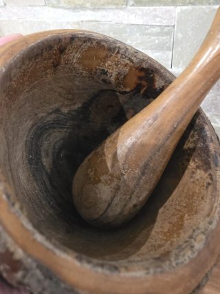 Antiguo Mortero de madera rústico con mano