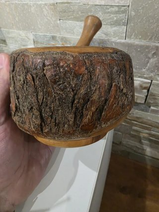 Antiguo Mortero de madera rústico con mano