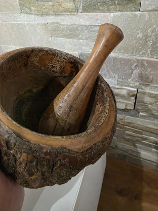Antiguo Mortero de madera rústico con mano