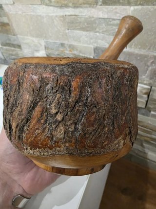 Antiguo Mortero de madera rústico con mano