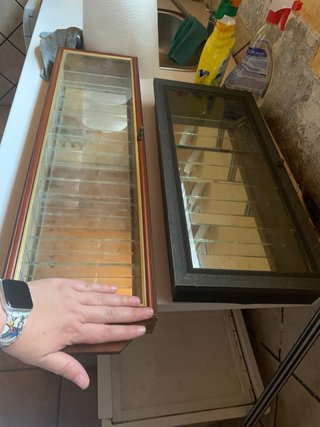 Vitrina de madera y cristal