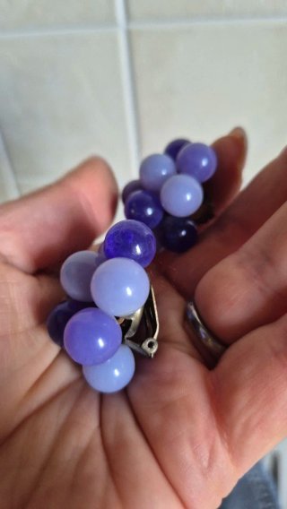Orecchini viola a grappolo