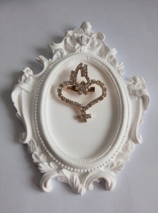 Spilla a forma di cuore con strass