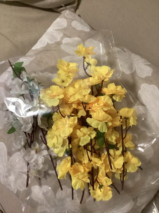 Fiori artificiali decorativi gialli e bianchi