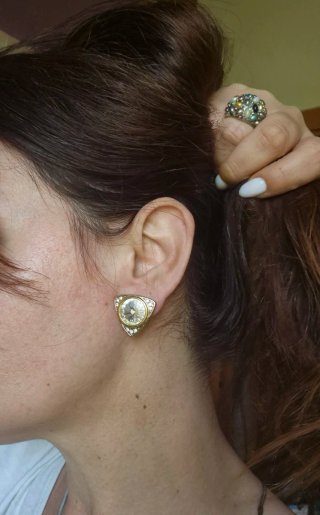 Orecchini triangolari con cristalli