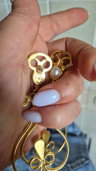 Orecchini pendenti dorati con perla