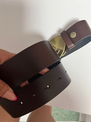 Cinturón de cuero con hebilla inicial E