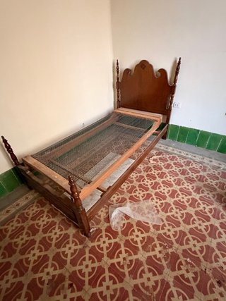 Cama antigua de madera