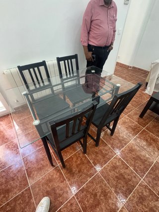 Tavolo da pranzo in vetro e 4 sedie in legno
