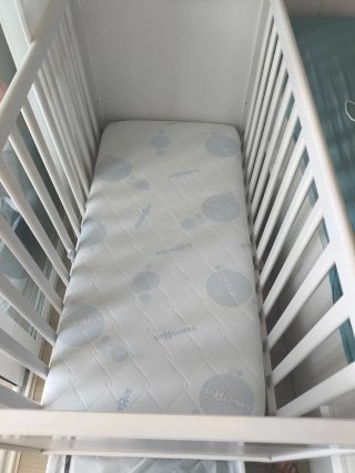 Cuna de bebé blanca